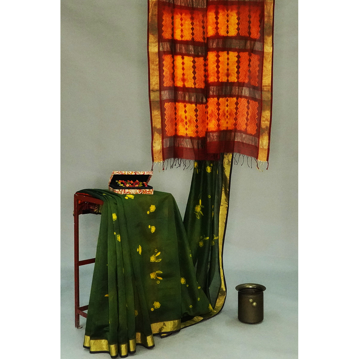 Mutually complementary red and green colours paint a magical story in this maheshwari shibori saree - 2