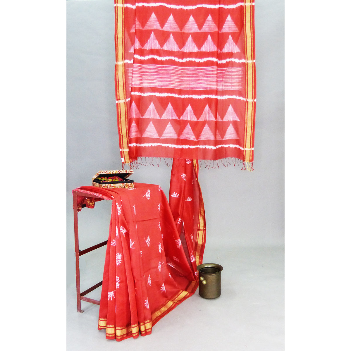 Pleasing red maheshwari shibori saree with beautiful Lotus motifs - 2